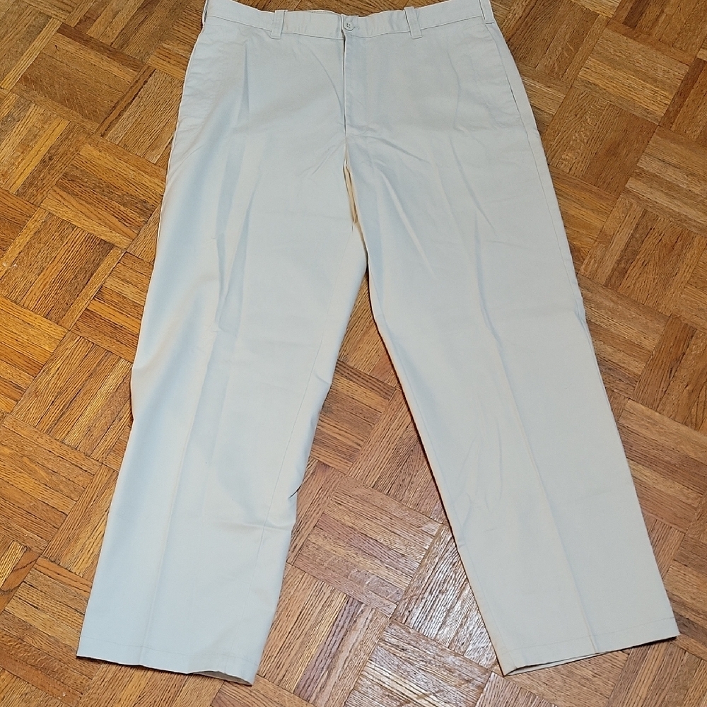 Izod Men's Flat Front Khaki Chinos Size 36